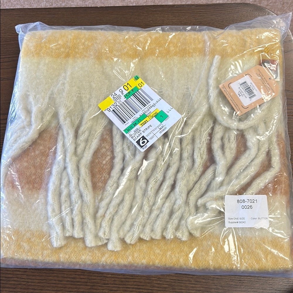 FRYE AND CO. Cream and Tan Knit Scarf